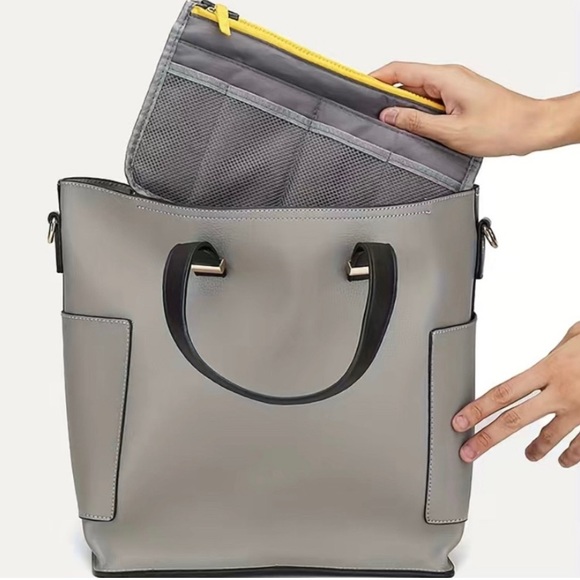 🆕 Beauty Bundle 🎉 One bag, one mirror, one refillable perfume bottle - Picture 5 of 9